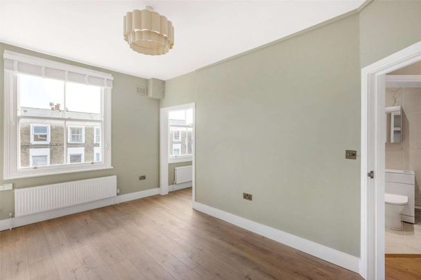 Smart newly refurbished 1 bedroom flat on a quiet residential street close to Westfield and Shepherd's bush Market station. - Photo 1