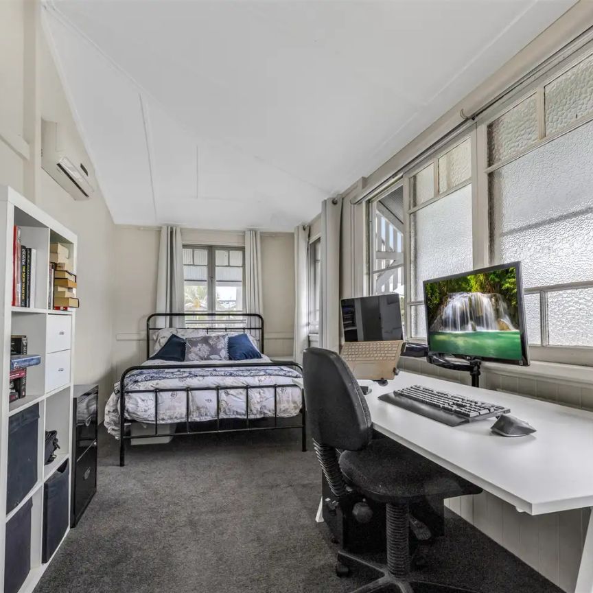 “Charming Renovated Queenslander in a convenient location.” - Photo 1