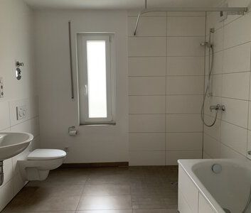 Mit eignem Garten, großem Tageslichtbad mit Dusche sowie Badewanne ... - Foto 5