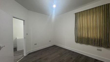 3 bedroom flat to rent - Photo 4