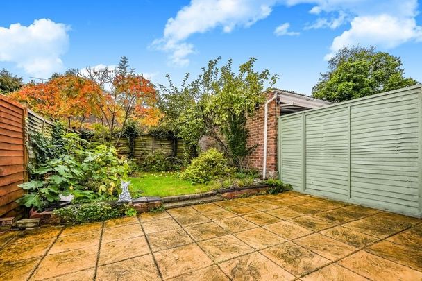 Maple Gardens, Yateley, GU46 - Photo 1