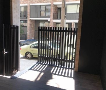 Luxury furnished 2 bedroom Plus study with front back courtyard - Photo 5