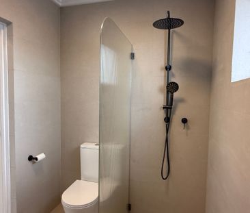 Fully Renovated Apartment with Light-Filled Interiors - Photo 6