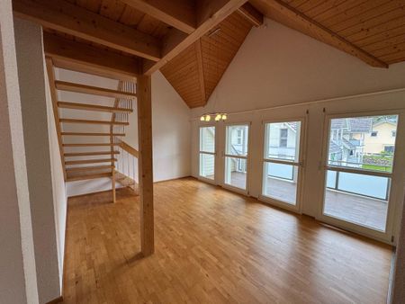 Modern 4.5-Zimmer-Maisonette-Wohnung in idyllischer Lage - Photo 3