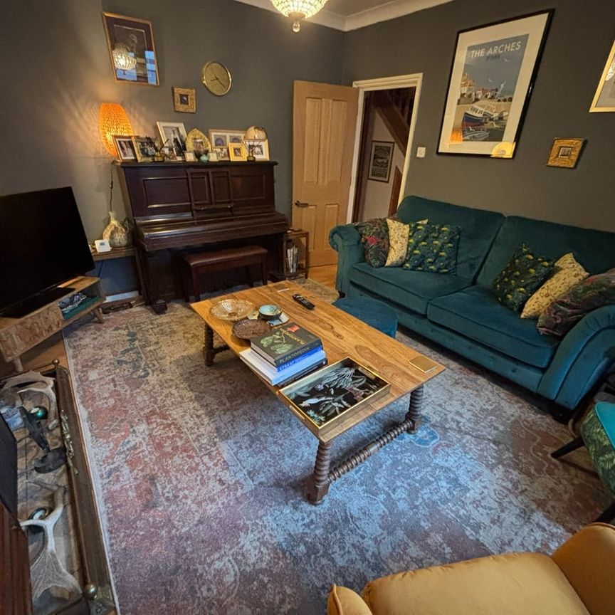 5 Bed Semi-Detached House, Grangecliffe Gardens, SE25 - Photo 1