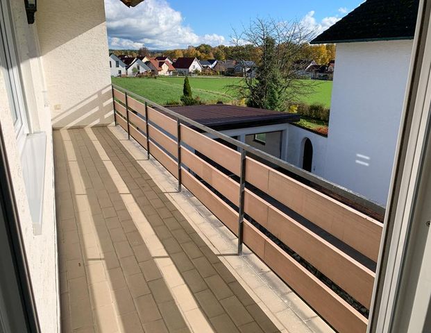 Helle 4-Zimmer-Wohnung mit Südbalkon, Garage und Garten in Schnaittenbach - Foto 1