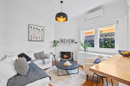 Meticulous and Spacious Family Home - Garden Maintenance Included - Photo 4