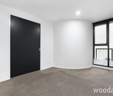 Modern Lifestyle Apartment in the Heart of Camberwell - Photo 2