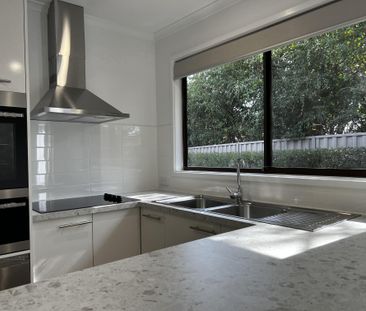 Beautifully Renovated three Bedroom Townhouse - Photo 2