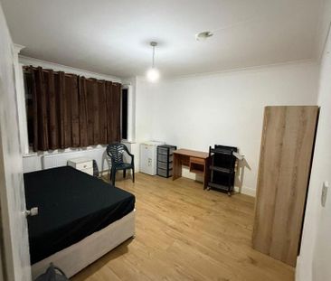 1 bedroom in a house share to rent - Photo 2