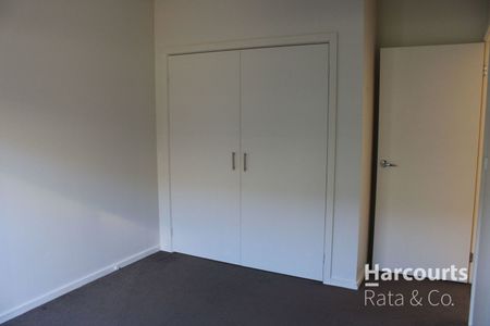 Spacious & Modern 4-Bedroom Family Home in Mernda - Photo 4