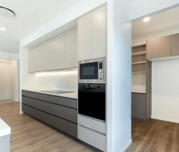 4 BEDROOM EXECUTIVE HOME - Photo 5