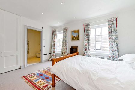 A beautifully presented, furnished, four bedroom home with wonderful Long Walk views on sought after Park Street. - Photo 4