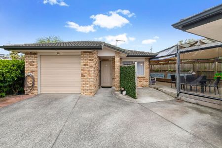 Charming 2BR Home with Garden - Photo 5
