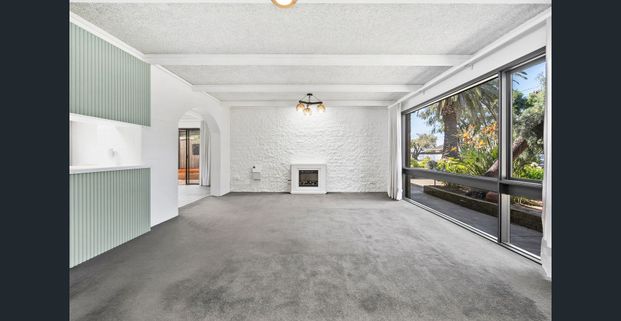 Just Renovated - Three Bedroom + Bungalow + workshop | Garden Maintenance Included - Photo 1