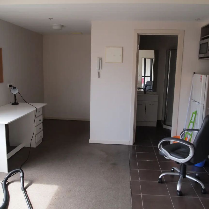 “Student Only Accommodation in Footscray - Large apartment!” - Photo 1