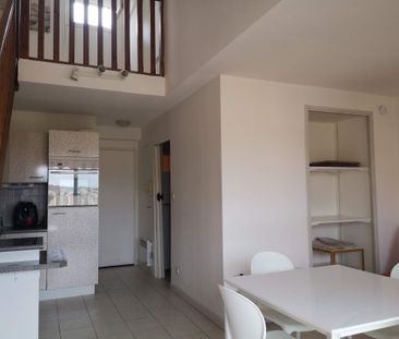 CARQUEIRANNE - T2 DUPLEX MEUBLE + TERRASSE VUE MER - Photo 3