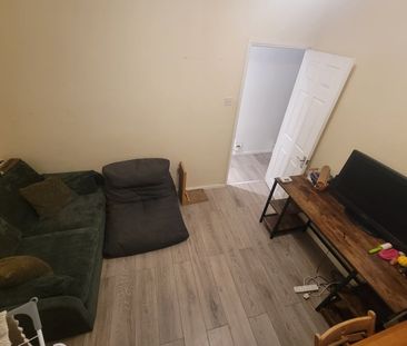 Room in a Shared Flat, Stoddart House, SW8 - Photo 2