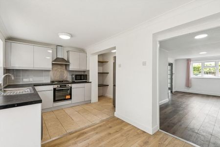 4 bedroom semi-detached house to rent - Photo 5