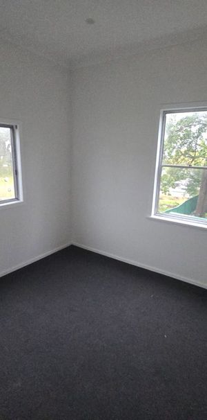 Freshly painted with new kitchen and bathroom - Photo 1