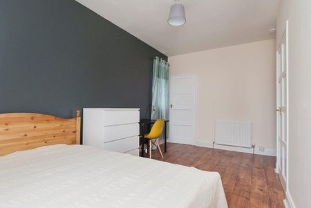3 bedroom flat to rent - Photo 4
