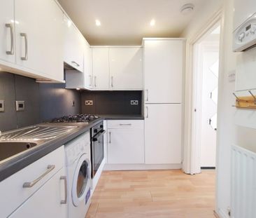 Second Floor Studio Flat with Separate Kitchen – Ballards Lane N3 2DN - Photo 3