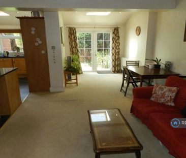 1 bedroom in a house share to rent - Photo 1