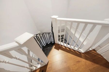 2 bedroom flat in London - Photo 4