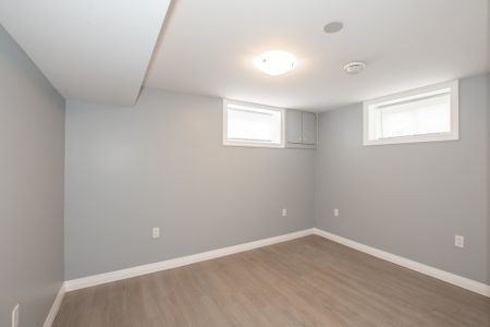 **BEAUTIFUL** 3 Bedroom Lower Unit in Thorold!! - Photo 4