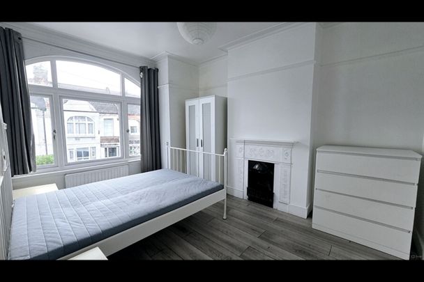 4 Bed Terraced House, Undine Street, SW17 - Photo 1