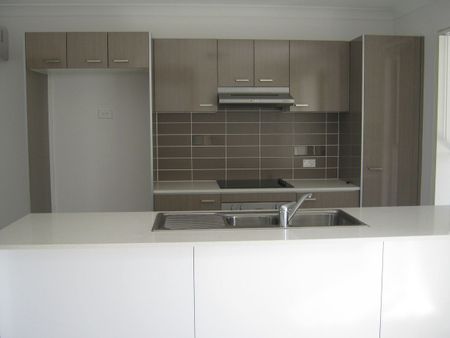 PET FRIENDLY! MODERN 3 BEDROOM TOWNHOUSE NEAR NORTH LAKES! - Photo 4