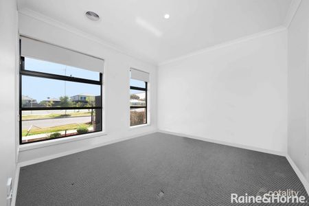 Modern 3 Bedroom Home - Photo 3