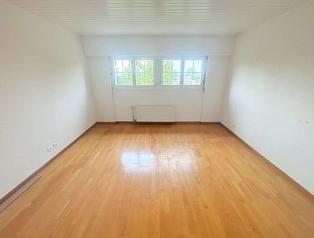 Charmanter renovierter Bungalow mit 5,5 Zimmern in absoluter Ruhe mit schöner Aussicht - Photo 2