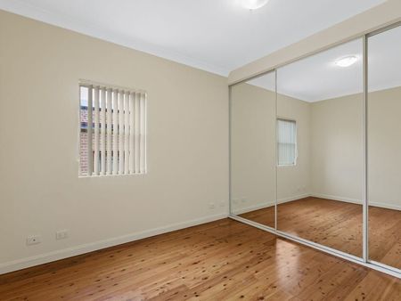 Modern, Spacious Three (3) Bedroom Family Duplex With Private Garden, In A Quiet Location, Close To All Amenities - Photo 3