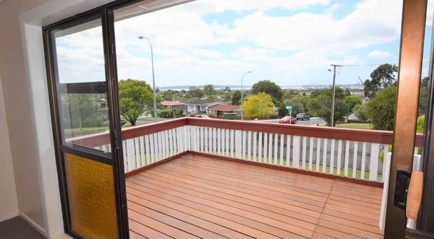 Budget-Friendly Living in Te Atatu South - Photo 1