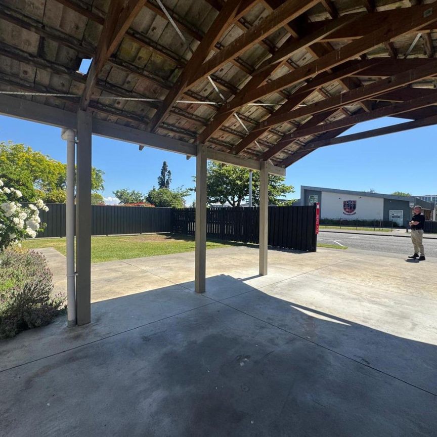 Well presented family home opposite St John's ... - Photo 1