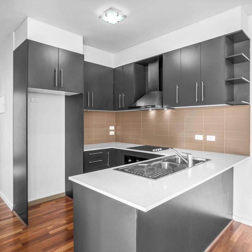 STYLISHLY PRESENTED | ENVIABLE BAYSIDE LIFESTYLE | GREAT LOCATION - Photo 1