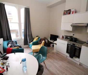 3 bedroom flat to rent - Photo 2