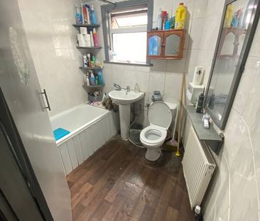Room in a Shared House, Katherine Road, E6 - Photo 3