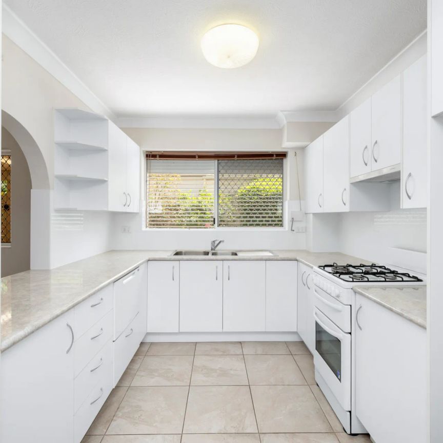 LOW-MAINTENANCE COORPAROO UNIT IN PRIME LOCATION - Photo 1