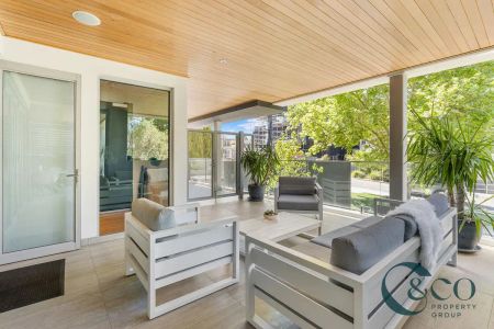 “Luxury Ground Floor Apartment in Prime Location” - Photo 3