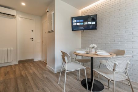 Room with private bathroom and air conditioning in Carabanchel - Photo 2