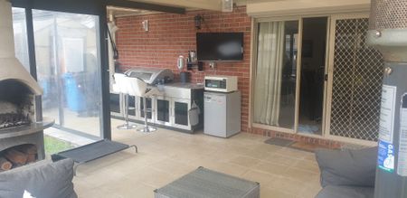 Cranbourne East - Photo 3