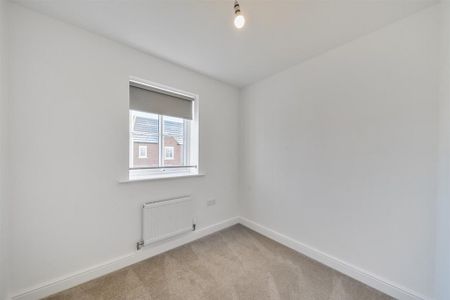 4 bedroom semi-detached house to rent - Photo 2