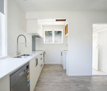 Refurbished 4-Bedroom Family Home in Christchurch - Photo 4