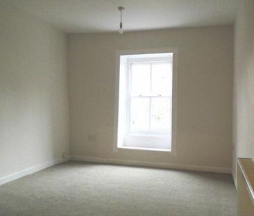 3 bedroom flat to rent - Photo 4