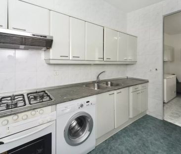 Huge room with ample storage in 9-bedroom apartment, Malasaña - Females Only - Foto 4
