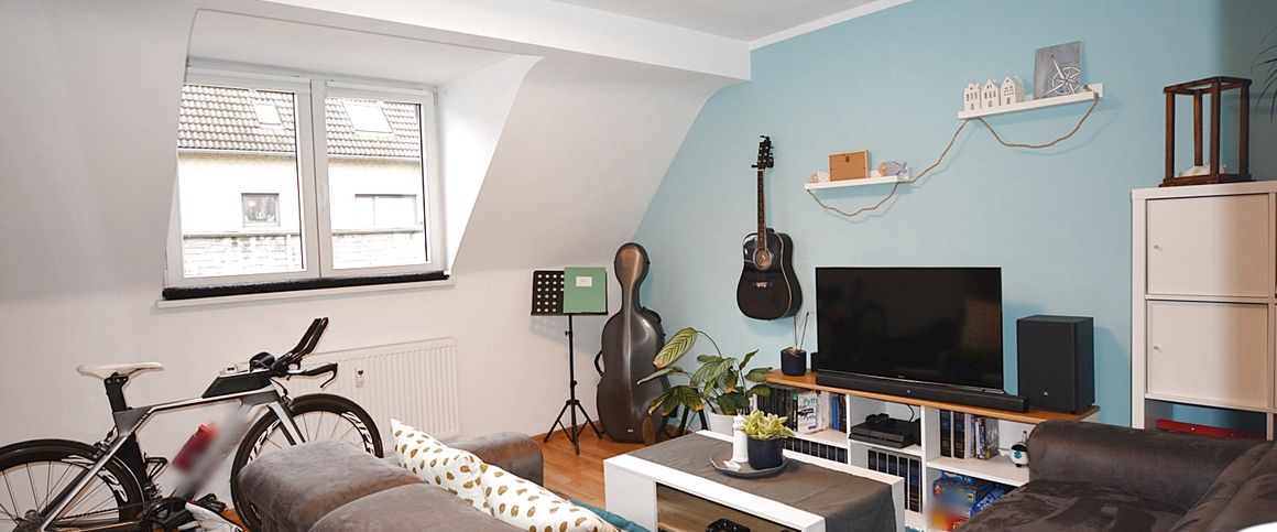 Wie gemacht für das erste Nest – helle 2-3-Zimmer Dachgeschoss-Wohnung in schönem Altbau - Photo 1