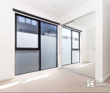Designer townhouse with short walks to the beach and CBD - Photo 1