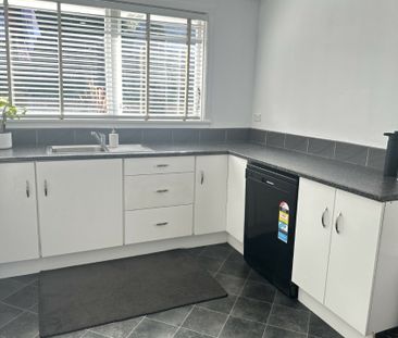 Family Living - Photo 5